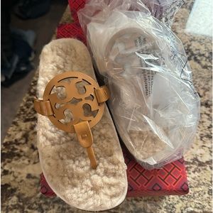 NIB !!Tory Burch Miller Cloud Shearling/Leather Sandals Caramel Corn/buttermilk